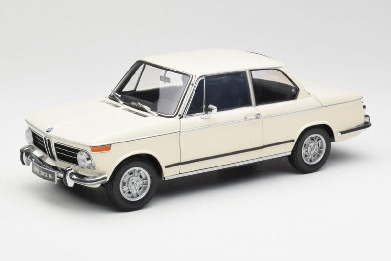 BMW 2002 Balts Kyosho 1:18 08541W Metāls