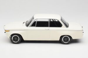BMW 2002 Balts Plain Body Version Minichamps 1:18 155702600 Metāls — attēls 3 no 6