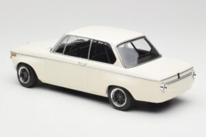 BMW 2002 Balts Plain Body Version Minichamps 1:18 155702600 Metāls — attēls 5 no 6