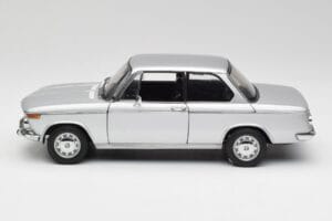 BMW 2002tii Sudrabs AUTOart 1:18 80430151479 Metāls — attēls 4 no 8
