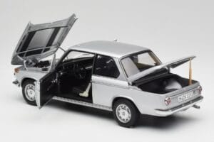 BMW 2002tii Sudrabs AUTOart 1:18 80430151479 Metāls — attēls 5 no 8