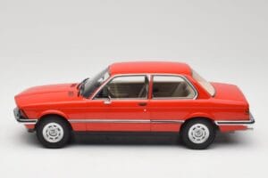 BMW 316 E21 Sarkans Minichamps 1:18 107024100 Sveķi — attēls 3 no 6