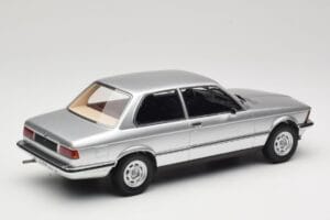 BMW 320 E21 Sudrabs Minichamps 1:18 107024200 Sveķi — attēls 2 no 6
