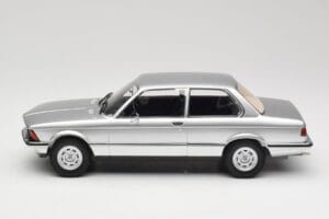 BMW 320 E21 Sudrabs Minichamps 1:18 107024200 Sveķi — attēls 3 no 6