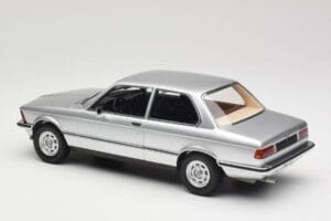 BMW 320 E21 Sudrabs Minichamps 1:18 107024200 Sveķi — attēls 5 no 6