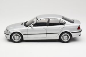 BMW 330i E46 Sudrabs UT 1:18 80430302328 Metāls — attēls 4 no 8