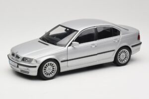BMW 330i E46 Sudrabs UT 1:18 80430302328 Metāls