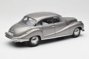 BMW 502 2.6 Luxus Silver Beige Metallic AUTOart 1:18 70591 Metāls — attēls 3 no 8