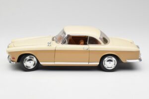 BMW 503 Bēšs Revell 1:18 8832 Metāls — attēls 4 no 8