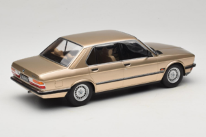 BMW 520i E28 Gold Metallic IXO 1:18 18CMC184 Metāls — attēls 2 no 6