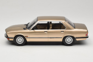 BMW 520i E28 Gold Metallic IXO 1:18 18CMC184 Metāls — attēls 3 no 6
