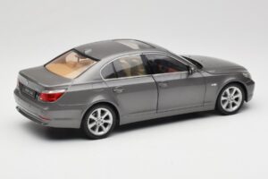 BMW 530i E60 Grey Metallic Revell 1:18 08841 Metāls — attēls 3 no 8