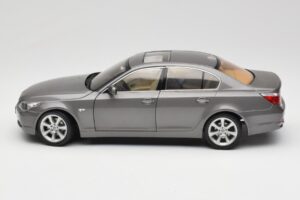 BMW 530i E60 Grey Metallic Revell 1:18 08841 Metāls — attēls 4 no 8