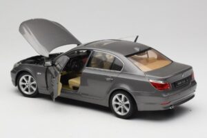BMW 530i E60 Grey Metallic Revell 1:18 08841 Metāls — attēls 5 no 8