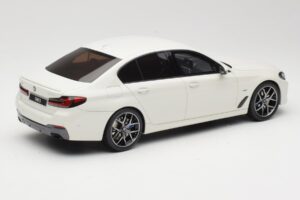 BMW 545e xDrive M-Sport G30 Balts GT Spirit 1:18 GT496 Sveķi — attēls 2 no 6