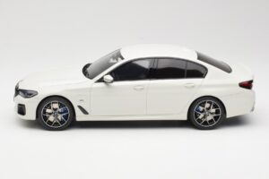 BMW 545e xDrive M-Sport G30 Balts GT Spirit 1:18 GT496 Sveķi — attēls 3 no 6