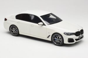 BMW 545e xDrive M-Sport G30 Balts GT Spirit 1:18 GT496 Sveķi — attēls 4 no 6