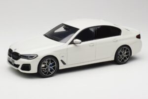 BMW 545e xDrive M-Sport G30 Balts GT Spirit 1:18 GT496 Sveķi