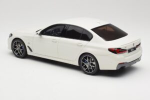 BMW 545e xDrive M-Sport G30 Balts GT Spirit 1:18 GT496 Sveķi — attēls 5 no 6
