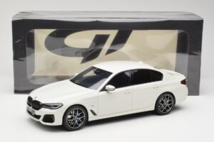 BMW 545e xDrive M-Sport G30 Balts GT Spirit 1:18 GT496 Sveķi — attēls 6 no 6