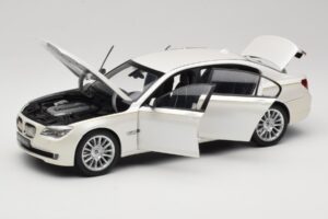 BMW 7 Series F02 760Li Brilliant White Kyosho 1:18 08783BRW Metāls — attēls 2 no 8