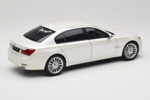 BMW 7 Series F02 760Li Brilliant White Kyosho 1:18 08783BRW Metāls — attēls 3 no 8
