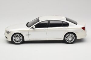 BMW 7 Series F02 760Li Brilliant White Kyosho 1:18 08783BRW Metāls — attēls 4 no 8