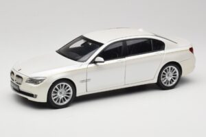 BMW 7 Series F02 760Li Brilliant White Kyosho 1:18 08783BRW Metāls