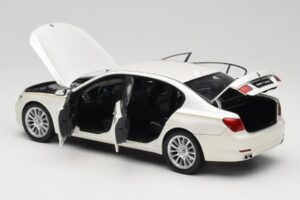 BMW 7 Series F02 760Li Brilliant White Kyosho 1:18 08783BRW Metāls — attēls 5 no 8