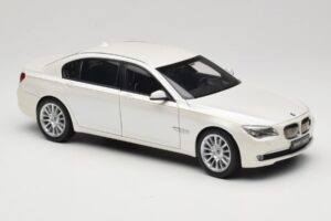 BMW 7 Series F02 760Li Brilliant White Kyosho 1:18 08783BRW Metāls — attēls 6 no 8