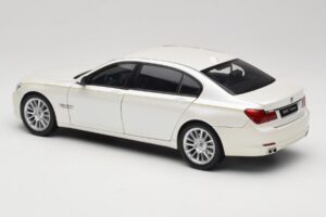 BMW 7 Series F02 760Li Brilliant White Kyosho 1:18 08783BRW Metāls — attēls 7 no 8