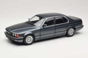 BMW 730i E32 Grey Metallic Minichamps 1:18 100023005 Metāls