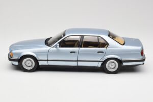 BMW 730i E32 Gaiši Zils Metallic Minichamps 1:18 100023008 Metāls — attēls 4 no 8