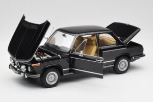 BMW 2002 L E10 Melns AUTOart 1:18 70603 Metāls — attēls 2 no 8