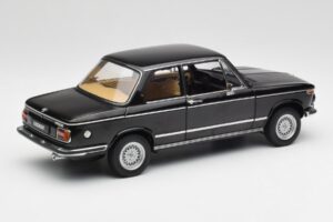 BMW 2002 L E10 Melns AUTOart 1:18 70603 Metāls — attēls 3 no 8