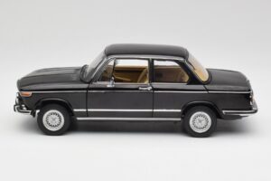 BMW 2002 L E10 Melns AUTOart 1:18 70603 Metāls — attēls 4 no 8