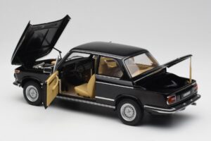 BMW 2002 L E10 Melns AUTOart 1:18 70603 Metāls — attēls 5 no 8