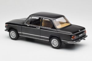 BMW 2002 L E10 Melns AUTOart 1:18 70603 Metāls — attēls 7 no 8