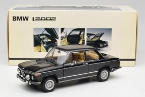 BMW 2002 L E10 Melns AUTOart 1:18 70603 Metāls — attēls 8 no 8