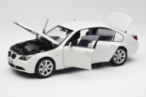 BMW E60 545i Alpine Balts Kyosho 1:18 08591W Metāls — attēls 2 no 8
