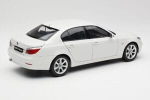 BMW E60 545i Alpine Balts Kyosho 1:18 08591W Metāls — attēls 3 no 8