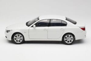 BMW E60 545i Alpine Balts Kyosho 1:18 08591W Metāls — attēls 4 no 8