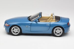 BMW Z4 E85 Maldives Blue Bburago 1:18 34046BLUE Metāls — attēls 4 no 8