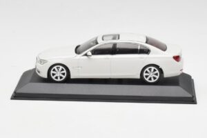 BMW 750Li F02 Balts Minichamps 1:43 80420445201 Metāls