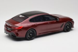 BMW M850i G15 M Performance Melbourne Red Metallic GT Spirit 1:18 GT493 Sveķi — attēls 2 no 6