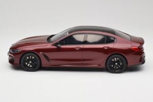 BMW M850i G15 M Performance Melbourne Red Metallic GT Spirit 1:18 GT493 Sveķi — attēls 3 no 6