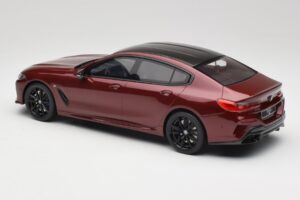 BMW M850i G15 M Performance Melbourne Red Metallic GT Spirit 1:18 GT493 Sveķi — attēls 5 no 6