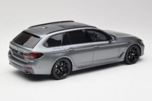 BMW G61 530e M Sport Touring Mineral Pelēks GT Spirit 1:18 GT485 Sveķi — attēls 2 no 6