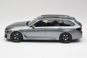 BMW G61 530e M Sport Touring Mineral Pelēks GT Spirit 1:18 GT485 Sveķi — attēls 3 no 6