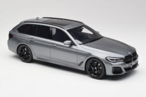 BMW G61 530e M Sport Touring Mineral Pelēks GT Spirit 1:18 GT485 Sveķi — attēls 4 no 6
